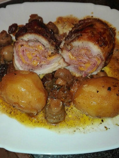 Una foto de Muslo de pollo relleno de paté de pato beicon queso chedar y jamón York en la olla GM f