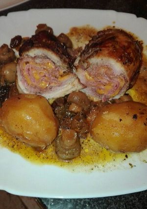 Una foto de Muslo de pollo relleno de paté de pato beicon queso chedar y jamón York en la olla GM f