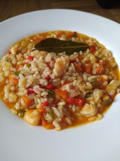 Una foto de Arroz con verduras y langostinos 🦐🥕