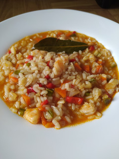Una foto de Arroz con verduras y langostinos 🦐🥕