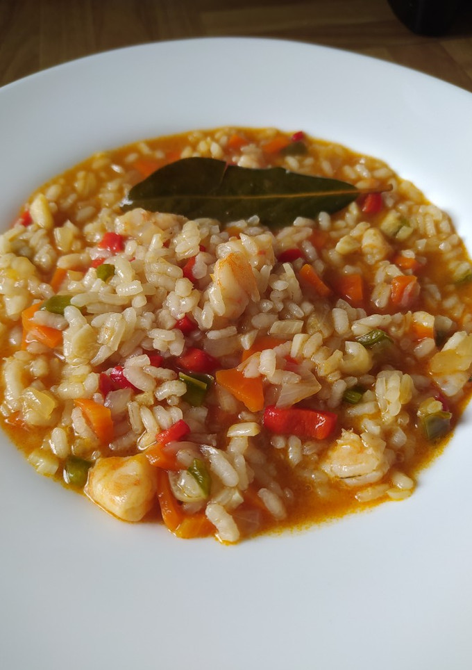 Una foto de Arroz con verduras y langostinos 🦐🥕
