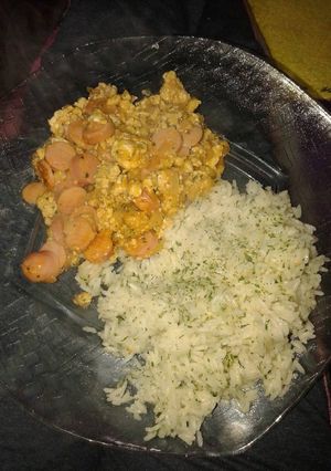 Una foto de Salsa de salchichas con guarnición de arroz a la provenzal