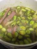 Chuletas de cerdo ahumadas en salsa verde con habas y setas