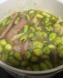 Chuletas de cerdo ahumadas en salsa verde con habas y setas