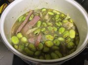 Una foto de chuletas en salsa verde