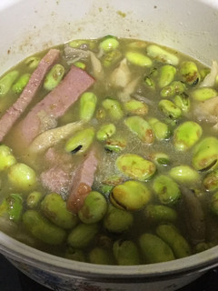 Una foto de Chuletas de cerdo ahumadas en salsa verde con habas y setas