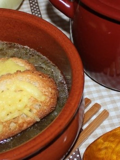 Una foto de Sopa de cebolla gratinada vegana
