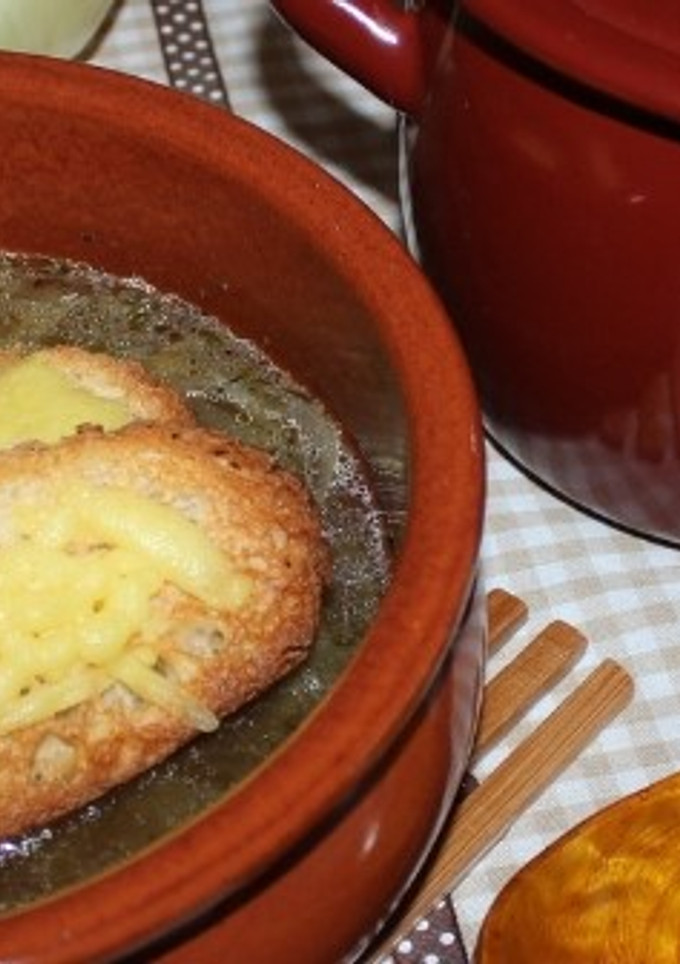 Una foto de Sopa de cebolla gratinada vegana