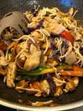 Noodle con pollo e verdure veloci