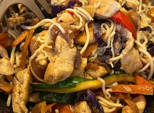 Foto di Noodle con pollo e verdure veloci