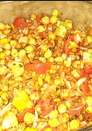 A picture of Mazedar chnna Pakoray Bondi chat.
