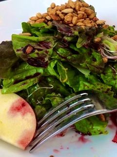 Una foto de Ensalada de manzana y lechuga