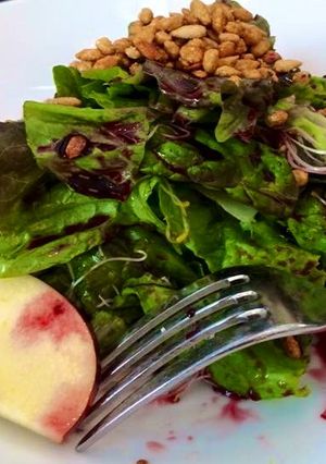 Una foto de Ensalada de manzana y lechuga