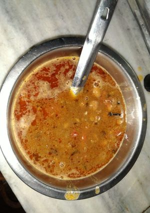 A picture of 2 in 1 Food with chole.