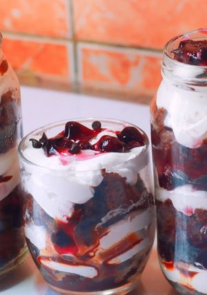 A picture of Trendy Jar Cake In 30 Minutes | Black Forest Jar Cake |.