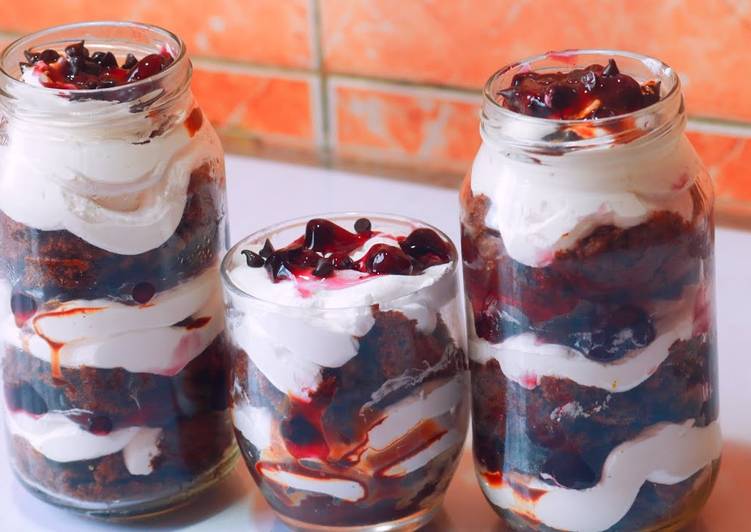 Simple Way to Make Quick Trendy Jar Cake In 30 Minutes | Black Forest Jar Cake |