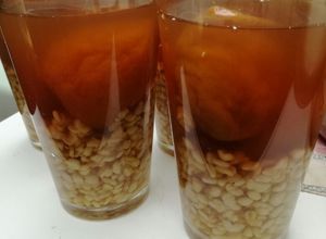 Una foto de Mote con huesillo con chancaca