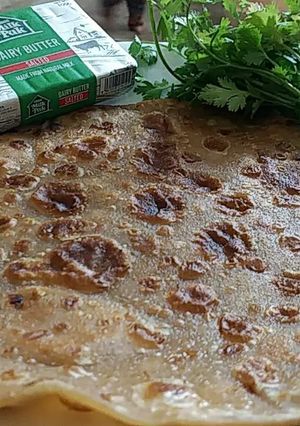 A picture of Khasta krara paratha.