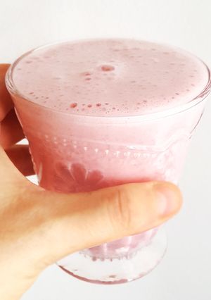 Una foto de Smoothie de fresa (frutilla) súper cremoso, natural, sin grasa, sin azúcar y sin crema! Sanísimo!