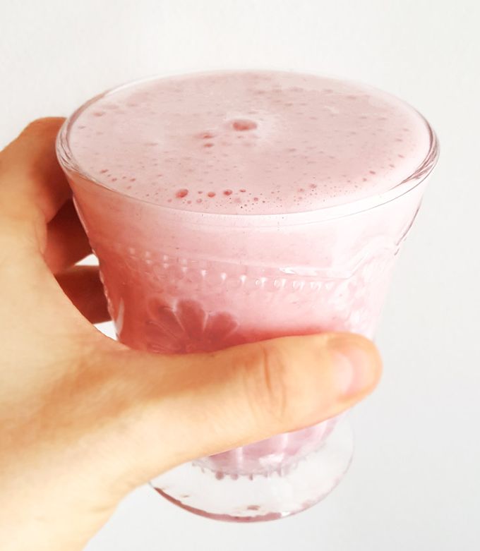 Una foto de Smoothie de fresa (frutilla) súper cremoso, natural, sin grasa, sin azúcar y sin crema! Sanísimo!