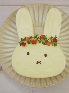 免烤箱「兔子草莓起士蛋糕」新鮮草莓奶香味♡ 的食譜成品照片
