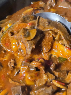 Una foto de Hígado de cerdo con tomate