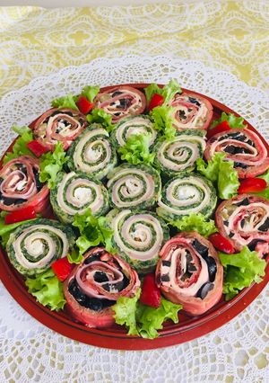 Una foto de Rollitos de omelette al Horno con Espinaca y Beterraga Relleno de Jamón Queso Aceitunas !