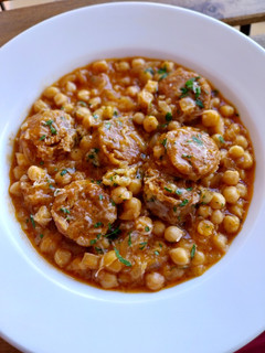 Una foto de Garbanzos cremosos con chorizo granaíno cocido
