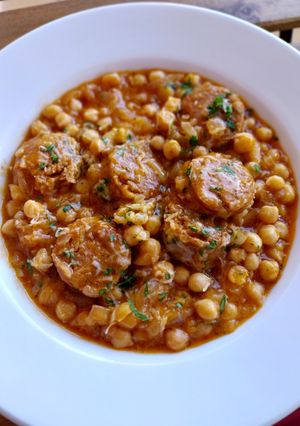 Una foto de Garbanzos cremosos con chorizo granaíno cocido