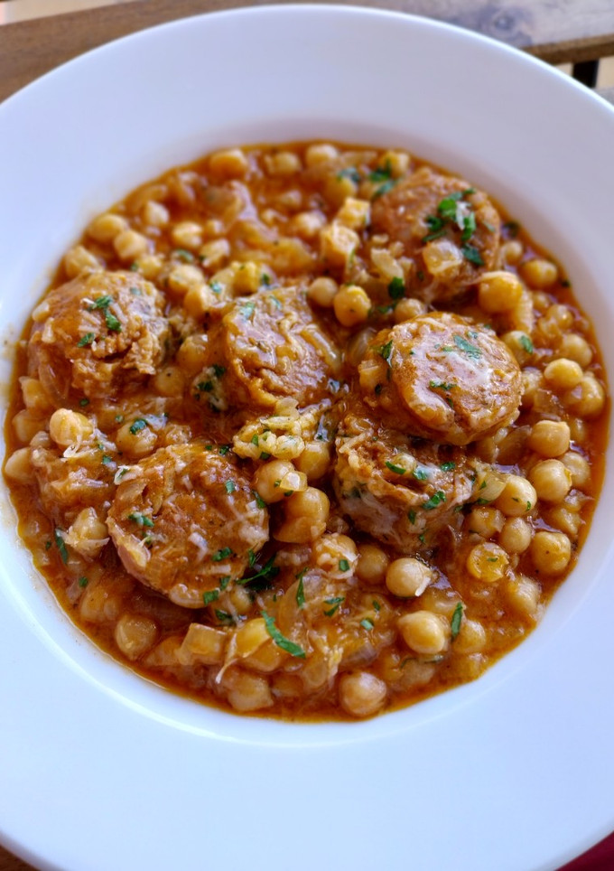 Una foto de Garbanzos cremosos con chorizo granaíno cocido