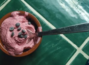 Una foto de Gelat de iogurt amb gerds