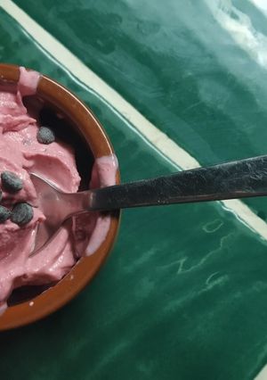 Una foto de Gelat de iogurt amb gerds