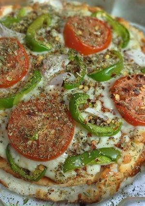 ચીઝ બ્રસ્ટ પીઝા (Cheese Burst Pizza Recipe In Gujarati) રેસીપી મુખ્ય ફોટો