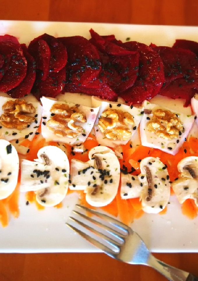 Una foto de Ensalada de remolacha con queso fresco 0% y champiñones