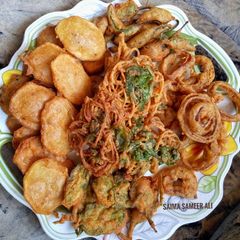 A picture of Mix pakora platter.