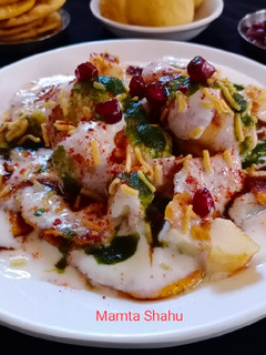बेसन दही भल्ले पापड़ी चाट (Besan Dahi Bhalle Papdi Chaat Recipe in Hindi) रेसिपी मुख्य फोटो