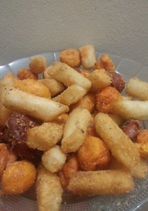 Hình của món LẮC BỘT PHÔ MAI với Tokbokki,chả tôm, xúc xích.