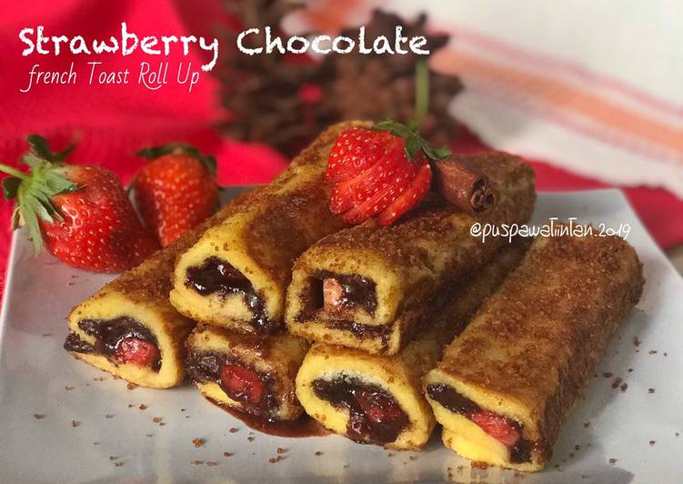 Bagaimana Menyiapkan Strawberry chocolate french toast roll up, Lezat Sekali