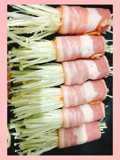 Hình của món Thịt ba chỉ xông khói cuộn nấm kim châm.