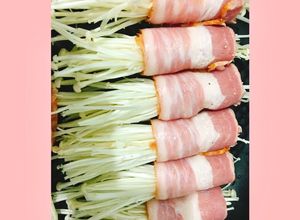 Hình của món Thịt ba chỉ xông khói cuộn nấm kim châm.