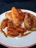 Alitas de pollo al horno. Guarnición: blinis de papas y gajos de mandarina caramelizados