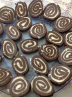 சாக்லேட் பின் வீல்ஸ் (Chocolate pinwheels Recipe in Tamil) செய்முறை முக்கிய புகைப்படம்