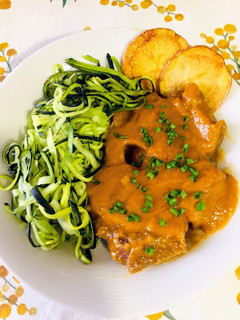 Una foto de Ossobuco con espaguetis de calabacín