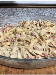 Una foto de Tallarines a la carbonara