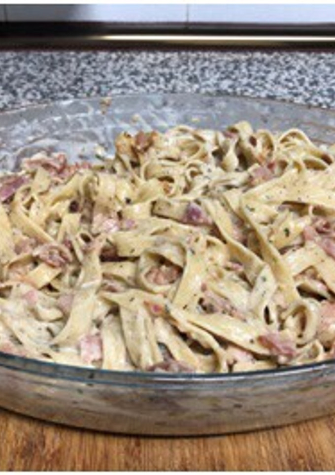 Una foto de Tallarines a la carbonara