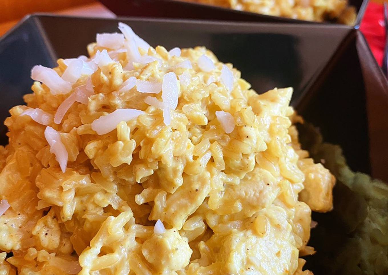 Arroz integral cremoso al curry con pollo y queso de cabra