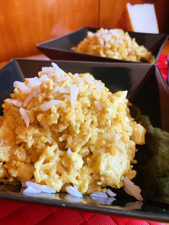 Una foto de Arroz integral cremoso al curry con pollo y queso de cabra