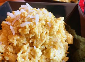 Foto principal de Arroz integral cremoso al curry con pollo y queso de cabra