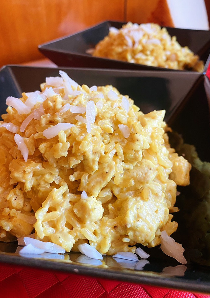 Una foto de Arroz integral cremoso al curry con pollo y queso de cabra