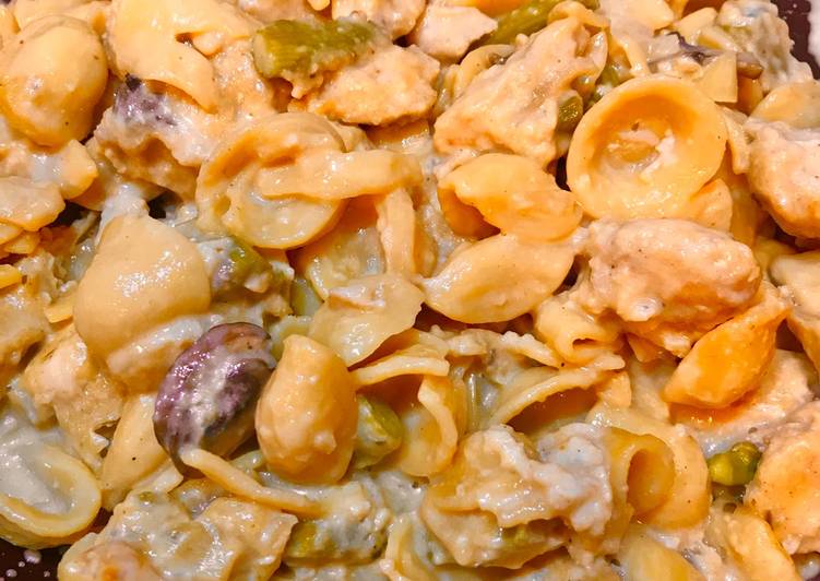 Bagaimana Menyiapkan Cheesy Chicken Mushroom &amp; Asparagus Pasta, Menggugah Selera